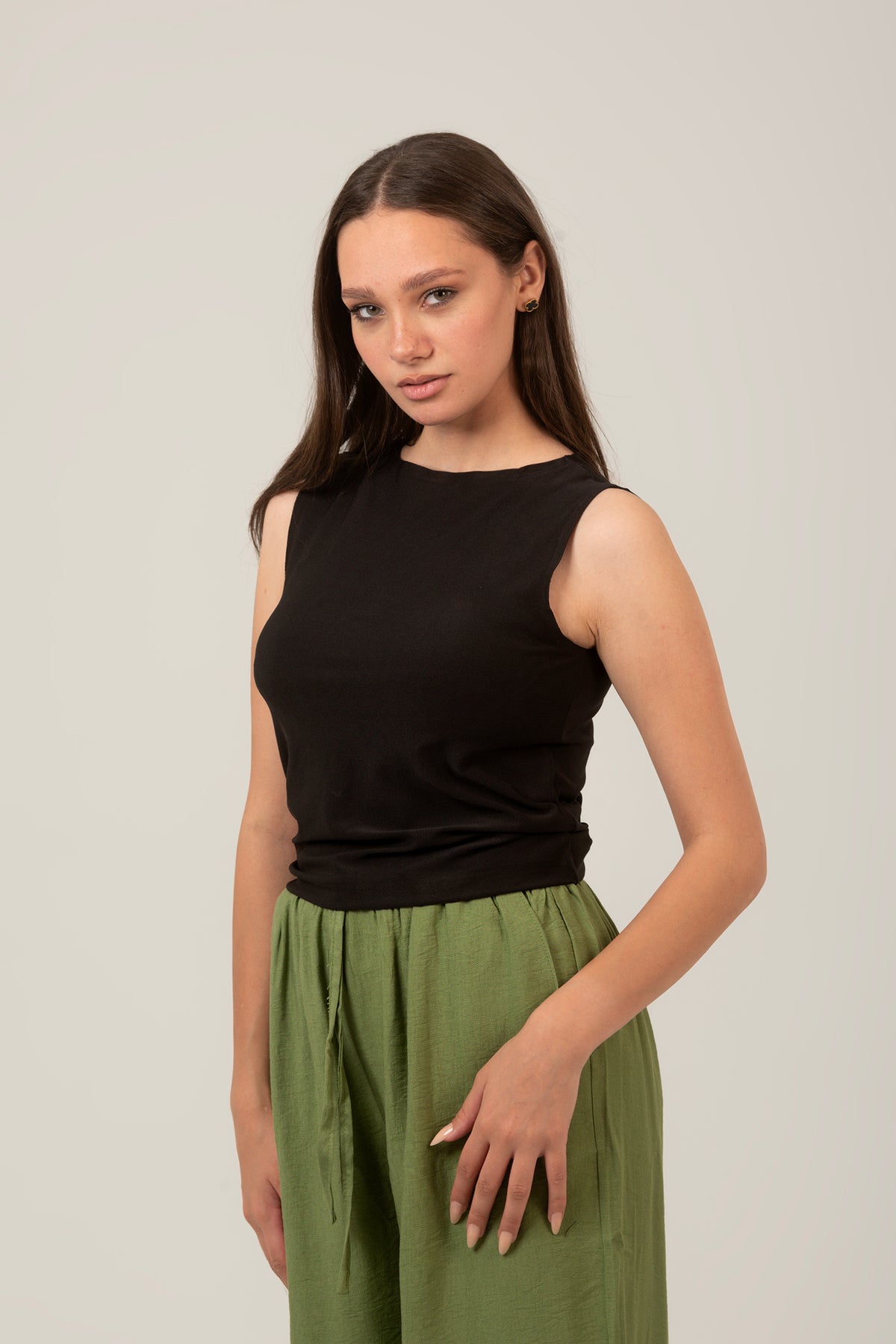 Basic Oval Neck Sleeveless Top For Women